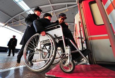 模拟残疾旅客乘车体验 银川火车站强化服务意识提升保障水平